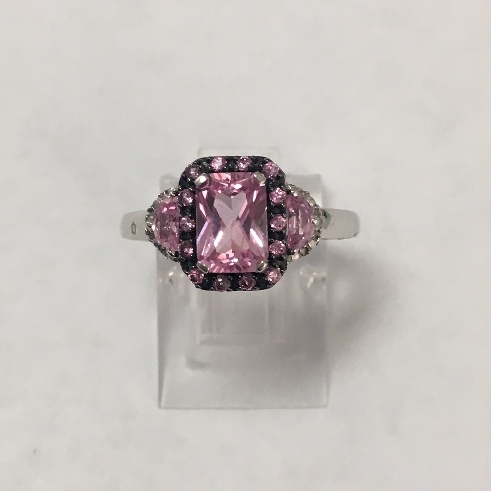 White gold Synt. Pink Sapphire ring