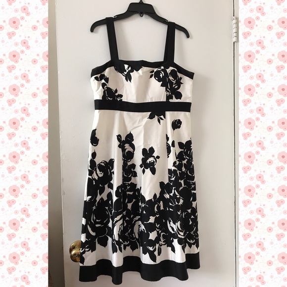 Dresses & Skirts - Black and White Summer Dress 👗