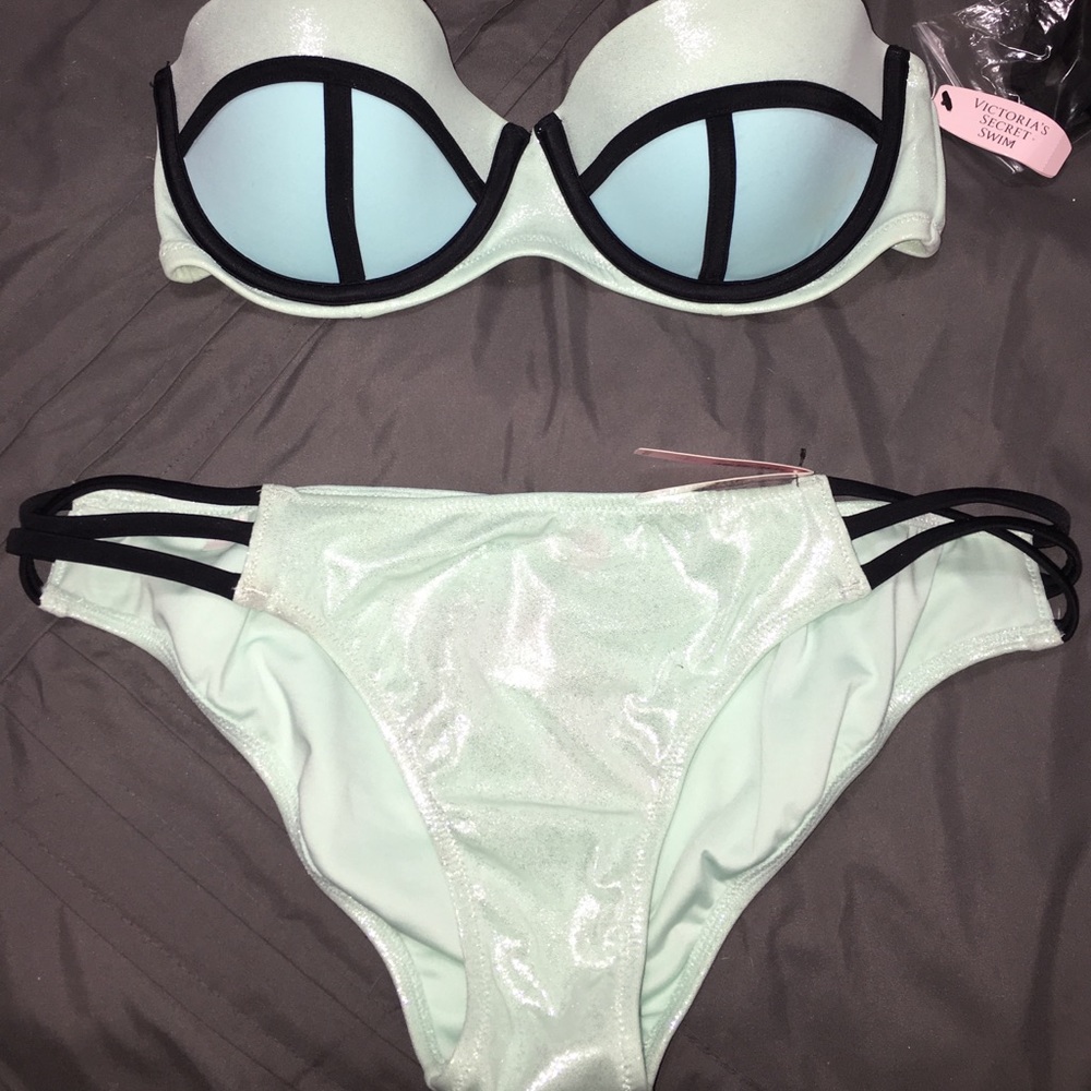 Bikini set.
