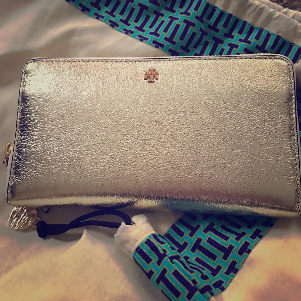 Tory Burch 🎉 Crinkle metallic zip wallet gold