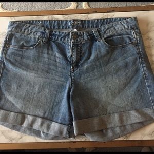 Ann Taylor LOFT light wash denim shorts size 10