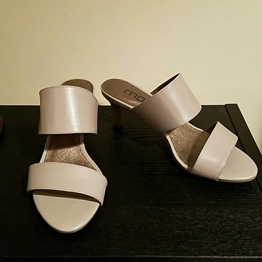 strappy slides.