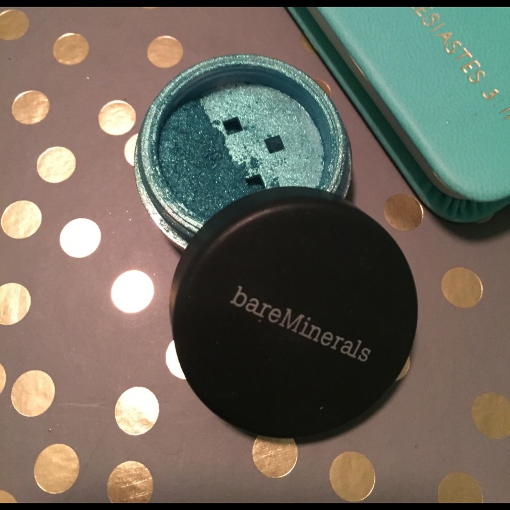 Bare Minerals pigment in azure