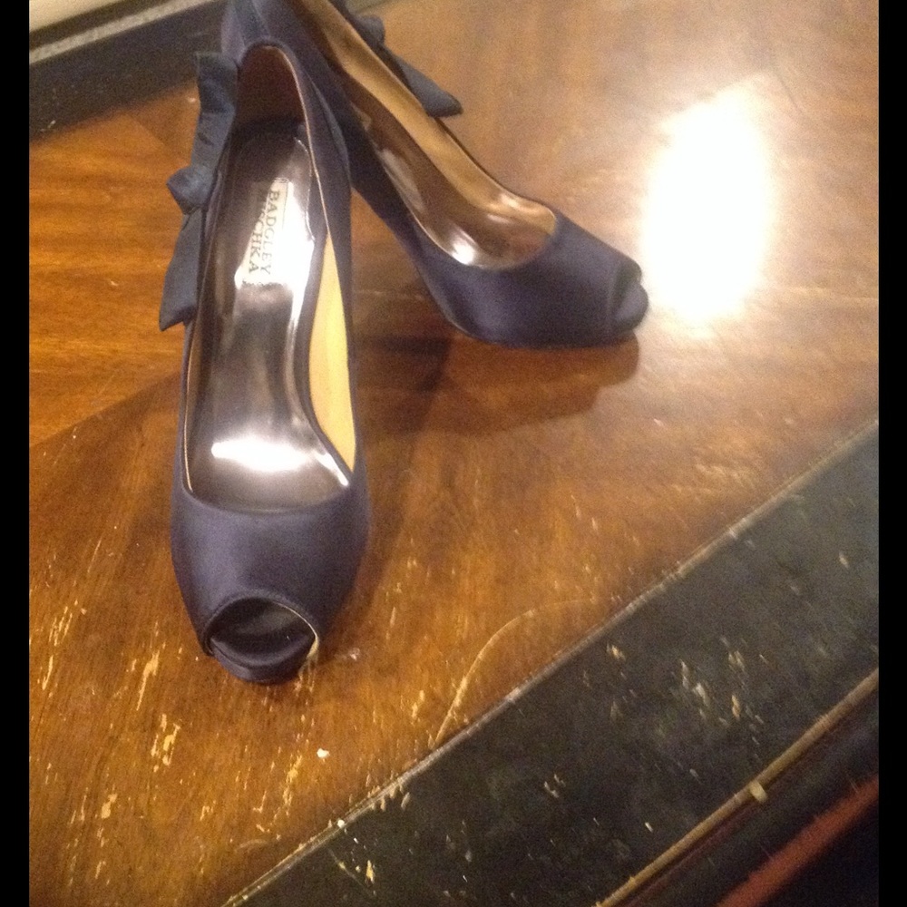 Badgley Mischka navy satin pumps