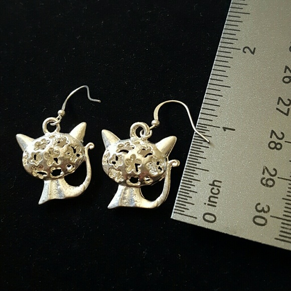 SILVER TONE CAT EARRINGS - Picture 3 of 5