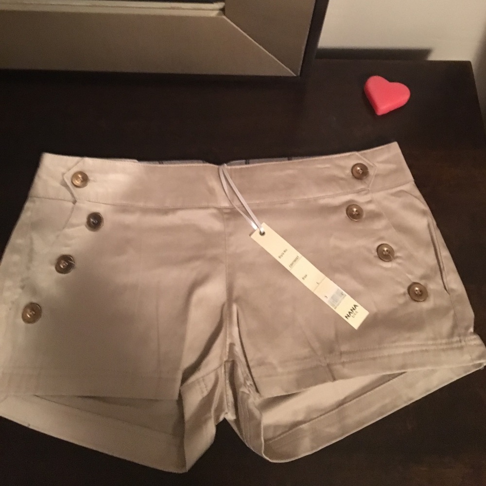 Khaki short with buttons