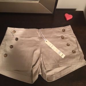 Khaki short with buttons