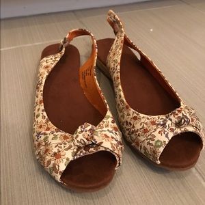 Bass Floral Sandals size 8