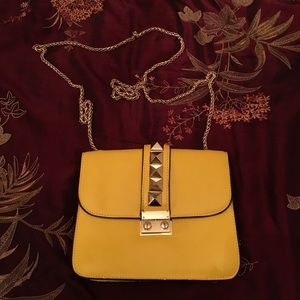 Yellow messenger bag, gold chain, gold studs