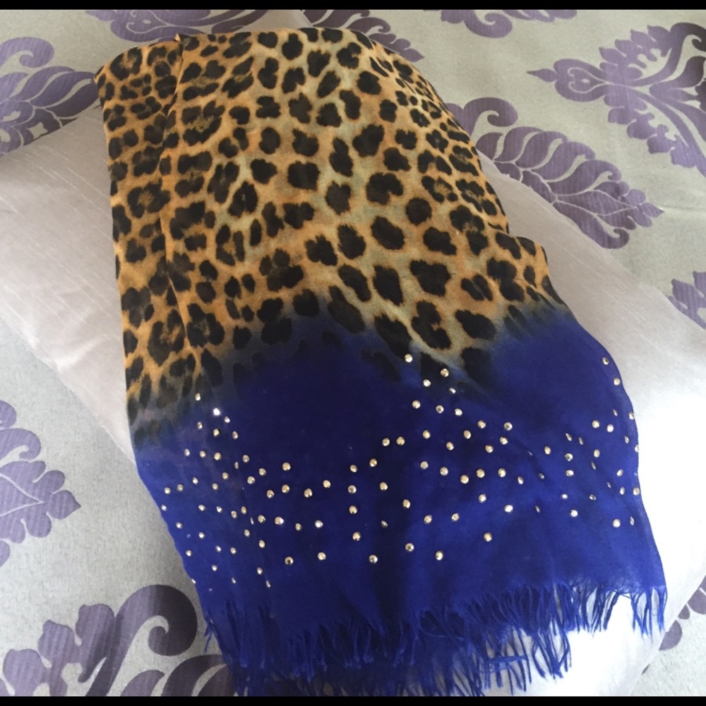 Leopard with studs scarf