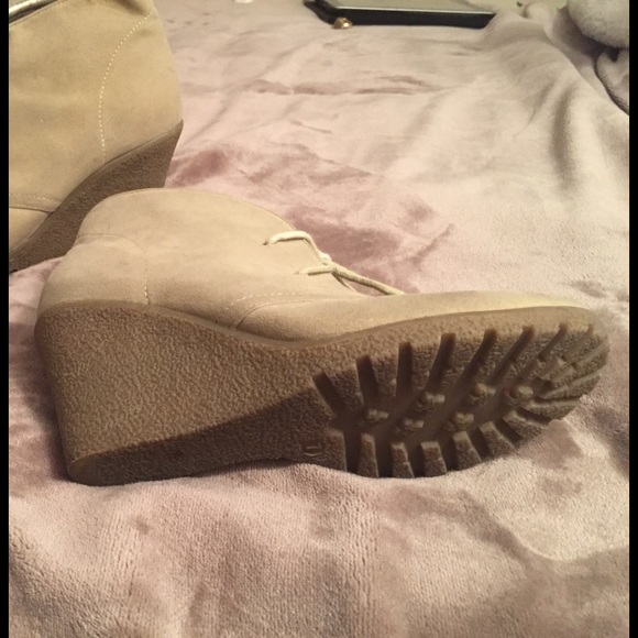 Beige suede ankle booties wedge heel - Picture 2 of 4