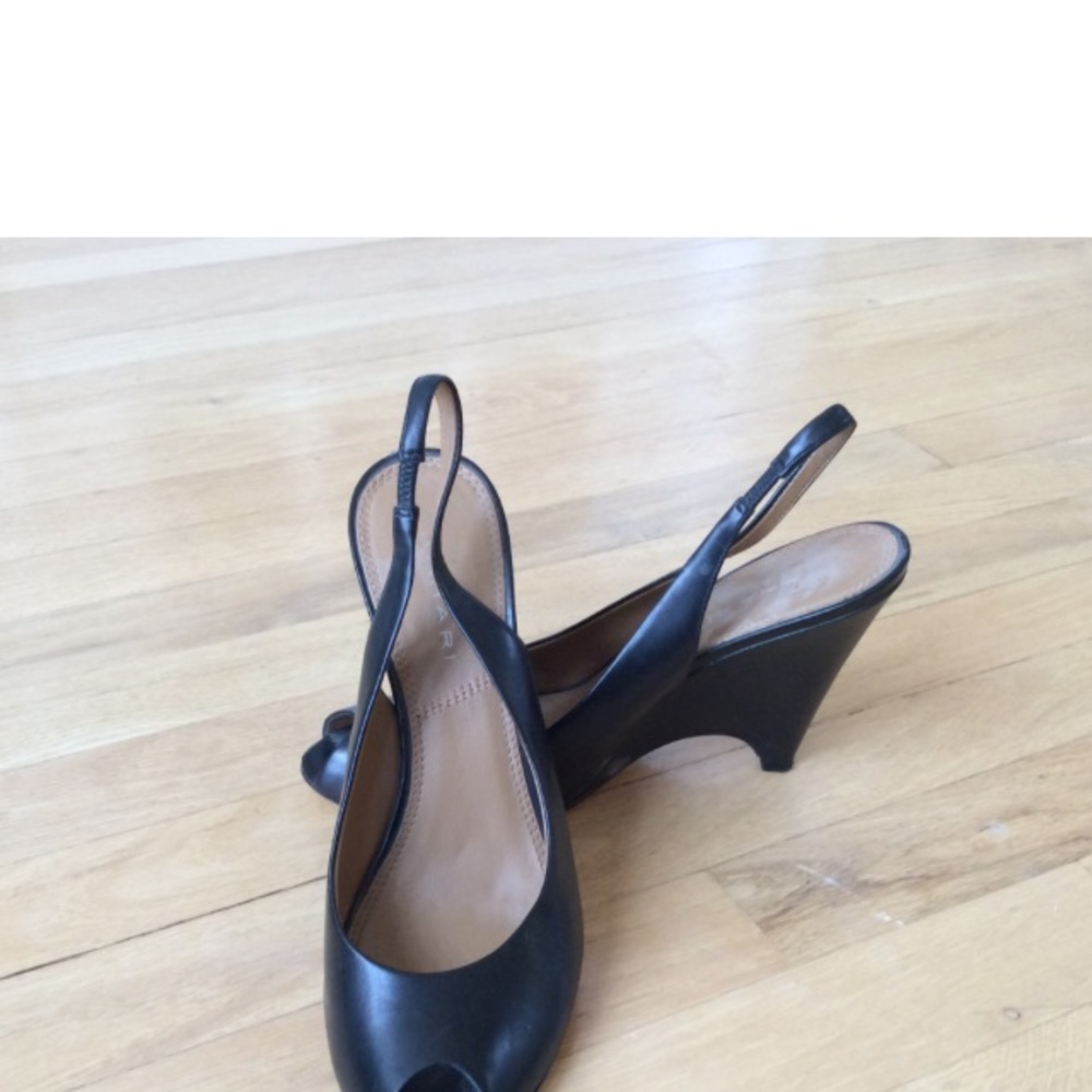 Tahari leather shoe. Worn once. Size 8 1/2