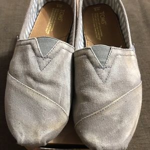 Worn Toms in a gray/cream color sz 9 w/box