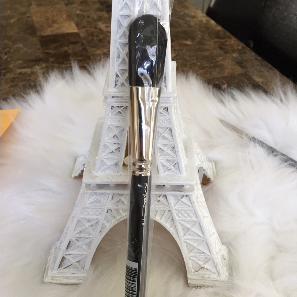 Authentic mac brush #116
