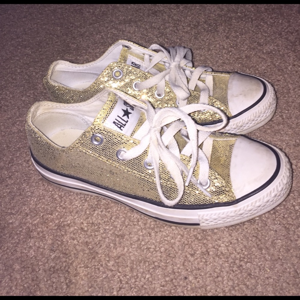 Loveee these sparkly GoLd converse! 😍