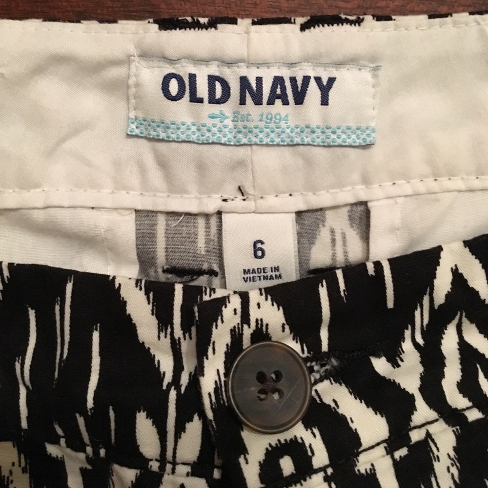Black and white 100% cotton button up/zip shorts - Picture 2 of 3