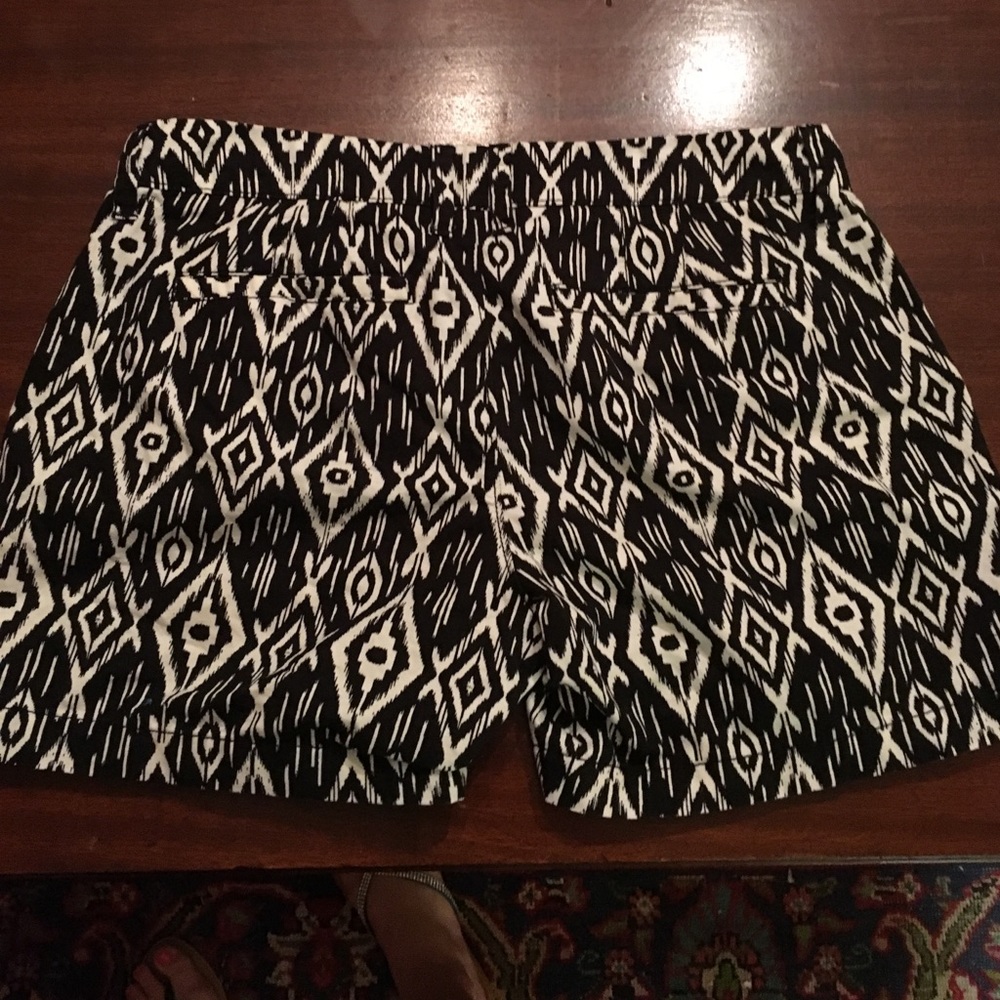 Black and white 100% cotton button up/zip shorts - Picture 3 of 3
