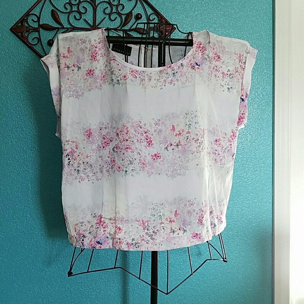 Cute floral flowy top just in time for spring