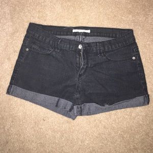CLOSET CLOSING SOON - Black denim shorts