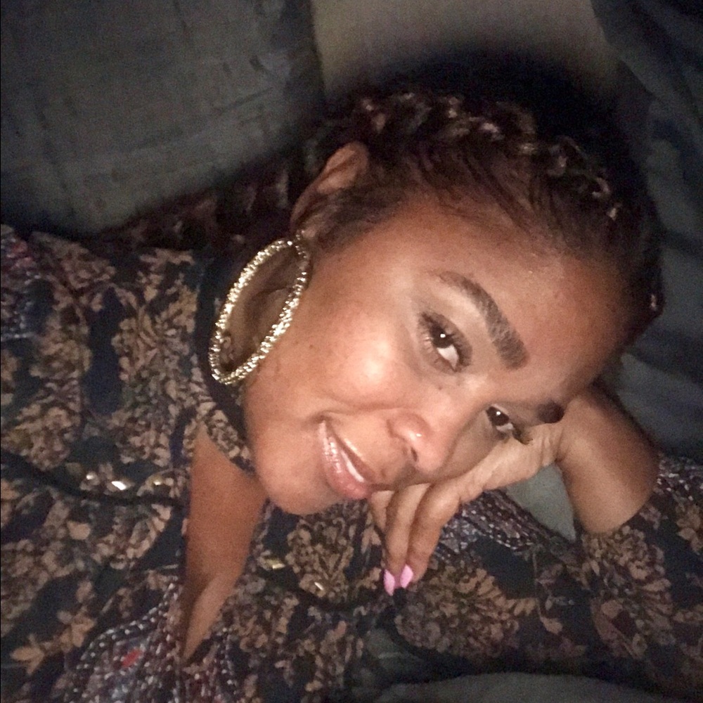 Meet your Posher, Mona