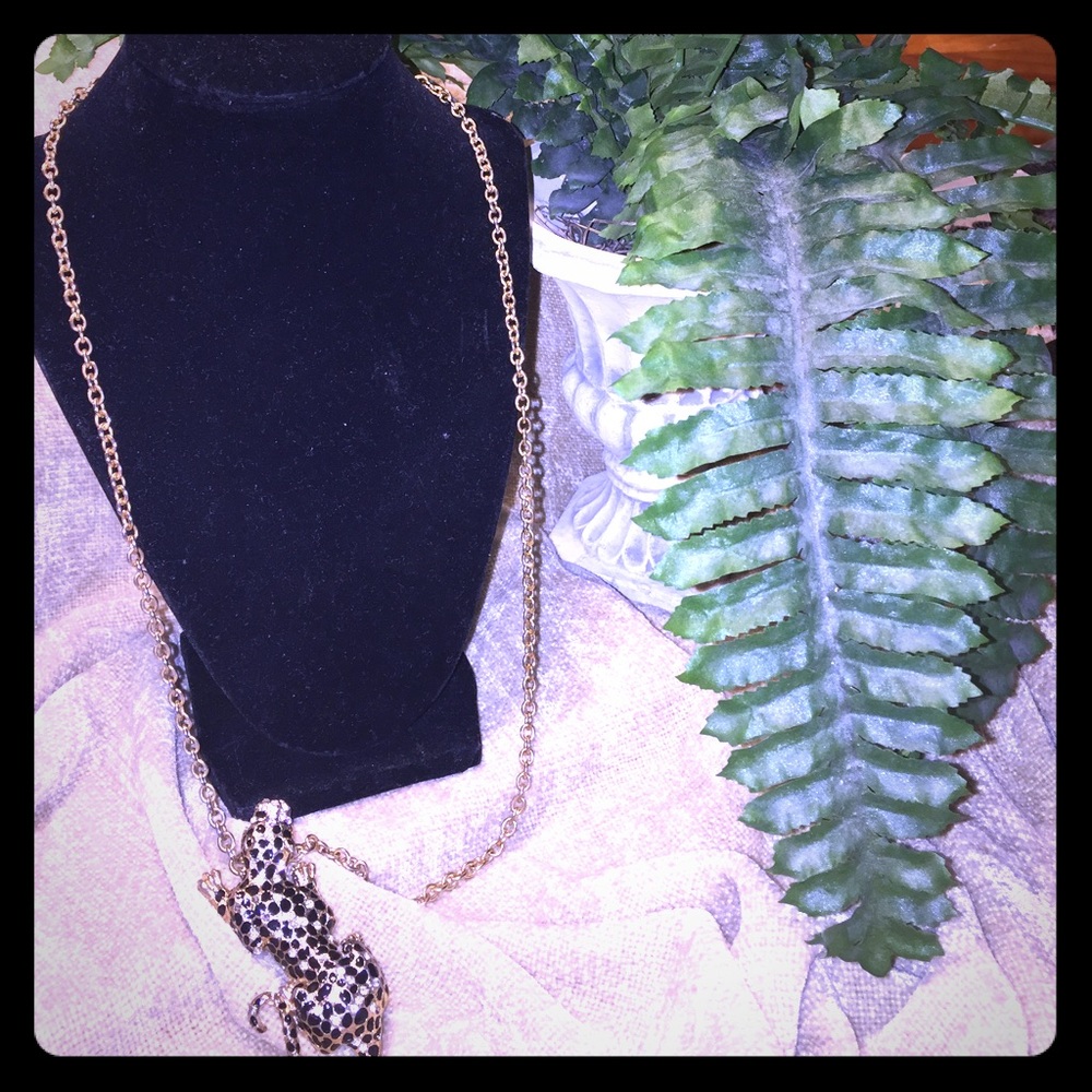 Long gold chain with leopard charm