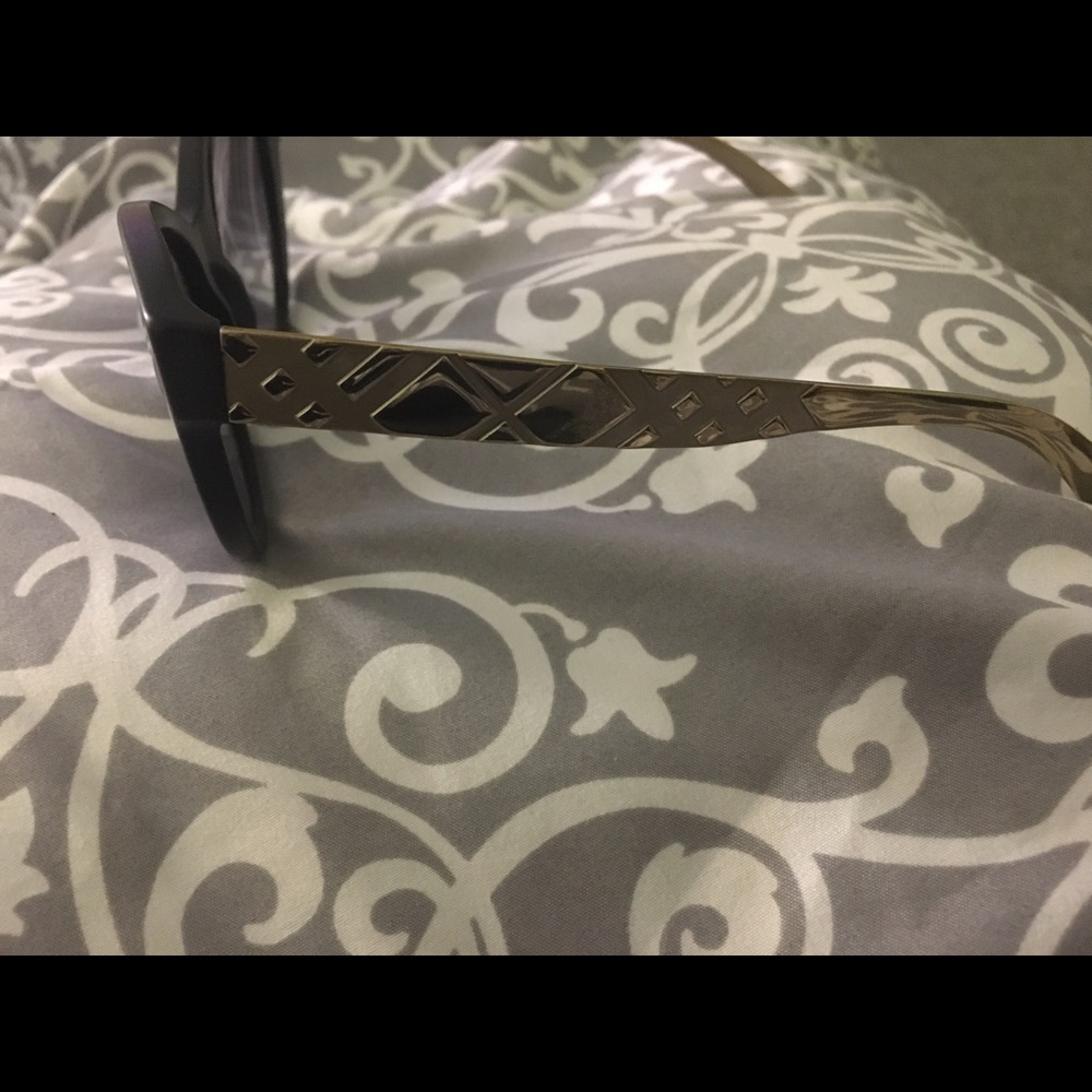 Burberry black matte sunglasses - Picture 2 of 3