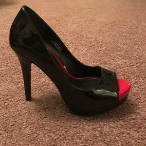 Like new Red-toe pumps!