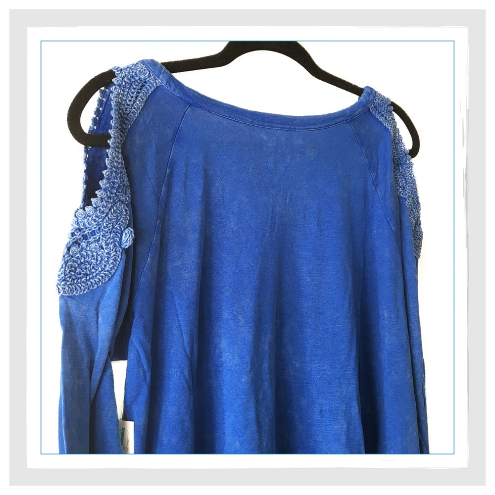 {Plus} Exquisite Embroidered Cold Shoulder Tee