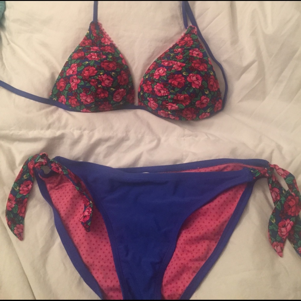 So cute floral bikini!