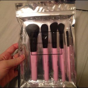 Cosmetic brushes