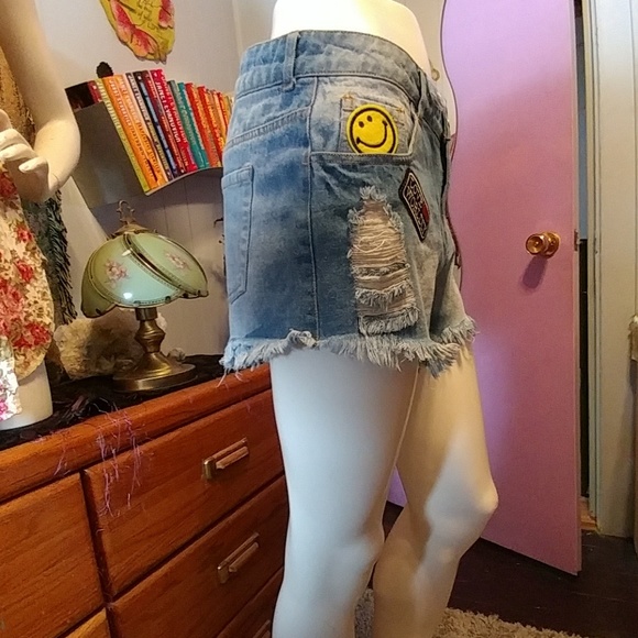 🌟NWT🆕 San Souchy Distressed Patch Denim Shorts - Picture 2 of 8