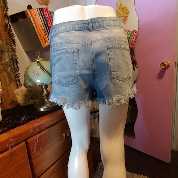 🌟NWT🆕 San Souchy Distressed Patch Denim Shorts - Picture 3 of 8