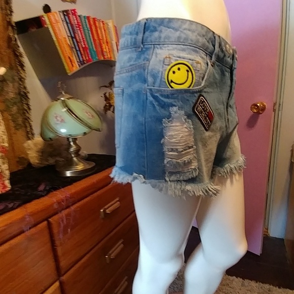 🌟NWT🆕 San Souchy Distressed Patch Denim Shorts - Picture 4 of 8