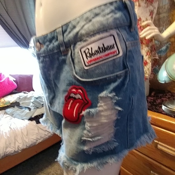 🌟NWT🆕 San Souchy Distressed Patch Denim Shorts - Picture 5 of 8