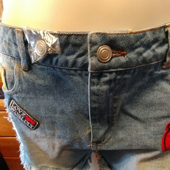 🌟NWT🆕 San Souchy Distressed Patch Denim Shorts - Picture 6 of 8