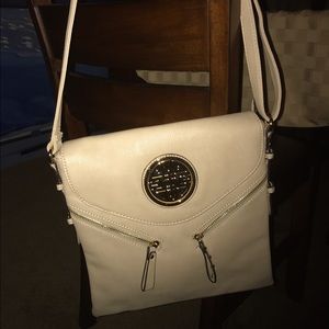 Single shoulder strap purse