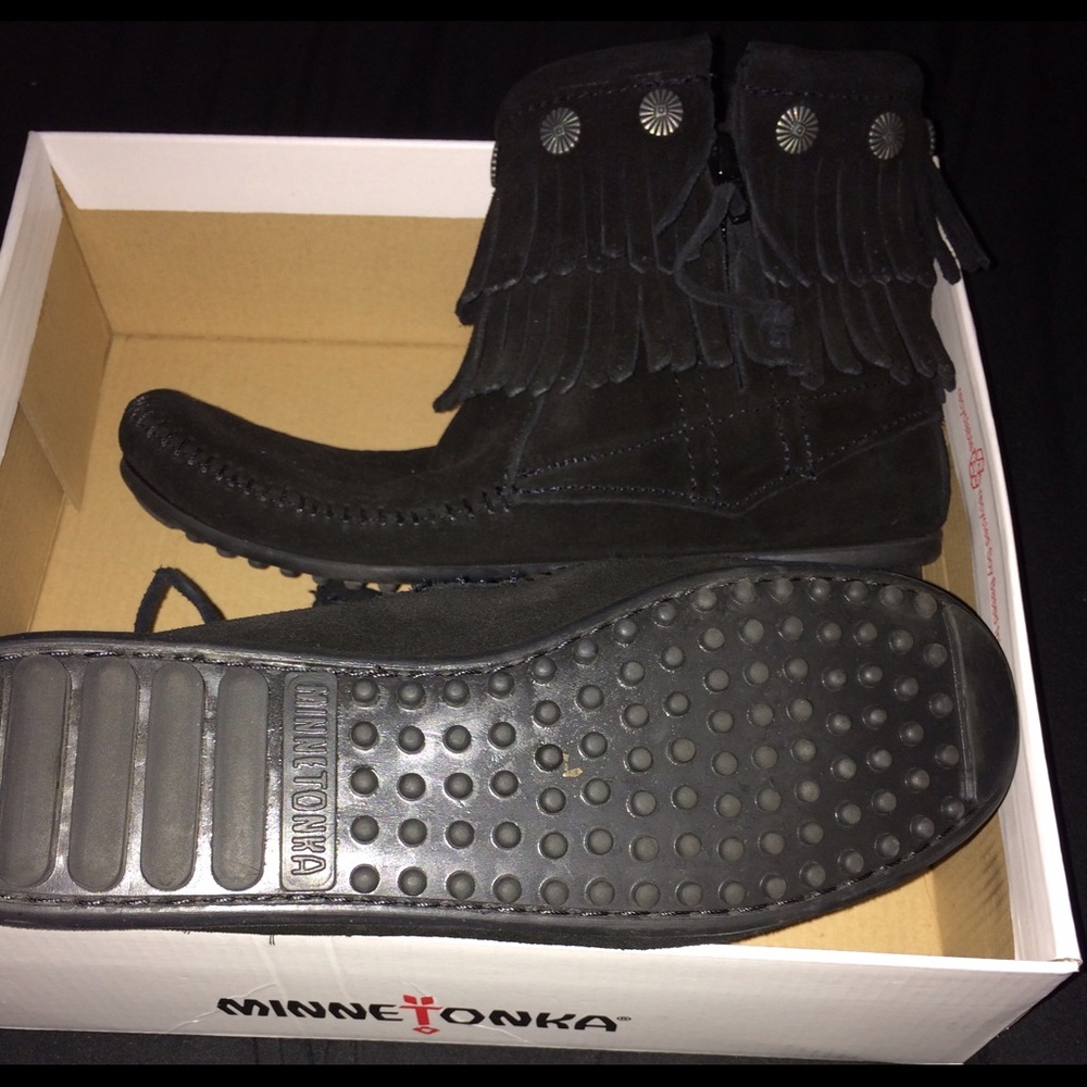 Brand new Minnetonka fringe boots.. Sz8