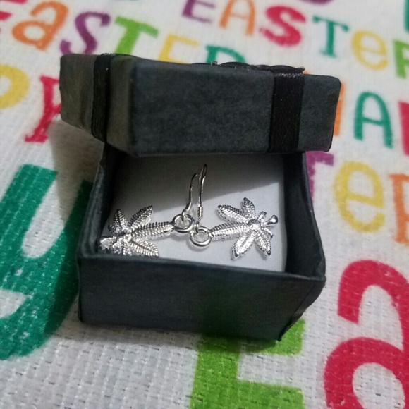 925 STERLING SILVER LEAF EARING WITH GIFT BOX - Picture 2 of 2