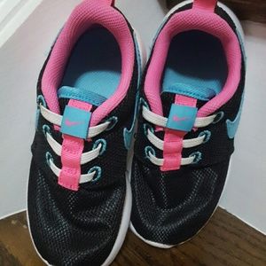 Girls toddler Nike roshe sneakers