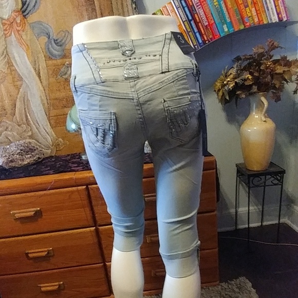 🌟NWT🌟 La Bonita Crop Jean - Picture 2 of 8