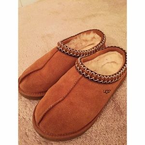 Women's size 8 Ugg slippers in light brown!