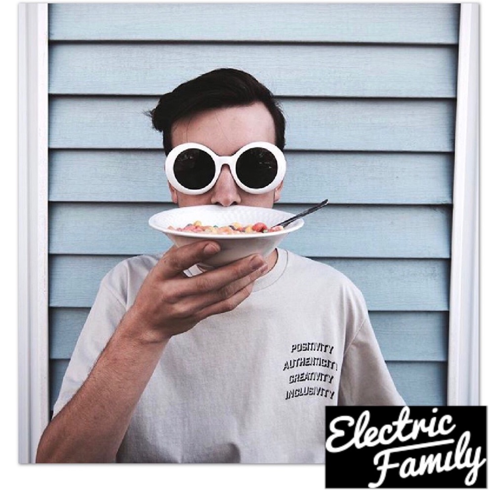 Last 1! ELECTRIC FAMILY Mantra graphic tee small - Picture 4 of 8