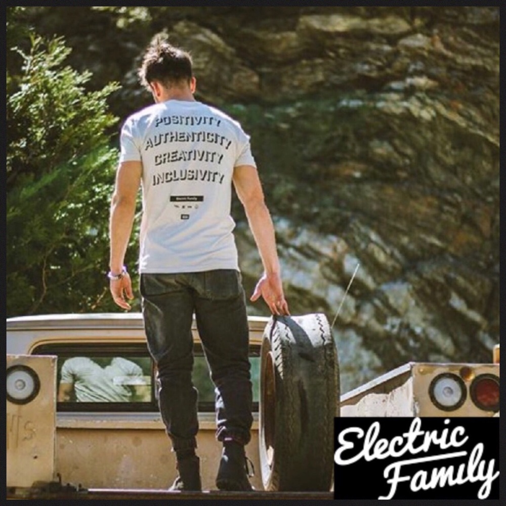 Last 1! ELECTRIC FAMILY Mantra graphic tee small - Picture 2 of 8