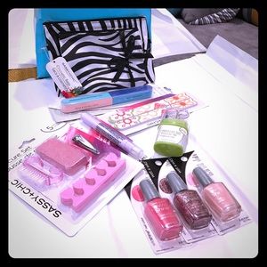 NWT SPA MANI PEDI KIT w/ COSMETIC BAGS!
