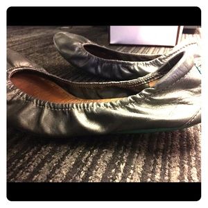 Metallic pewter tieks - size 9