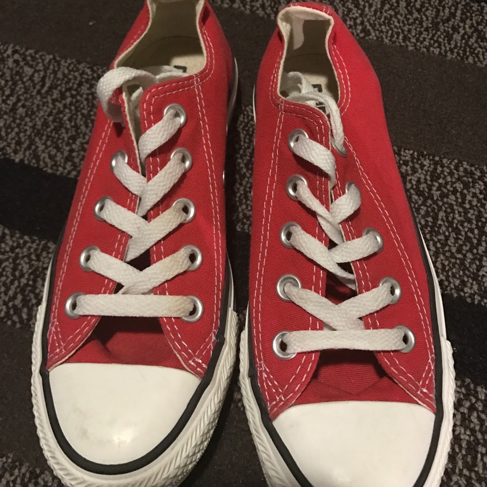 Price frim converse never been worn size 5