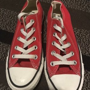 Price frim converse never been worn size 5
