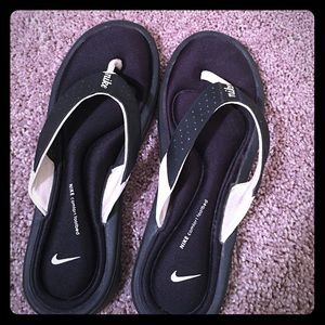 Women's Nike comfort flip flops. Size 10