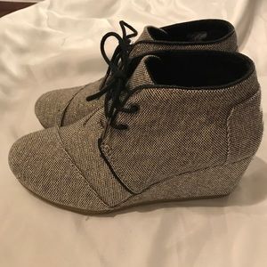 Tom's Desert Wedge Booties
