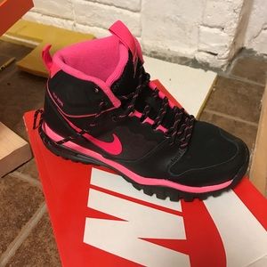 NIKE- almost new dual fusion hills Mid boot/ sneak
